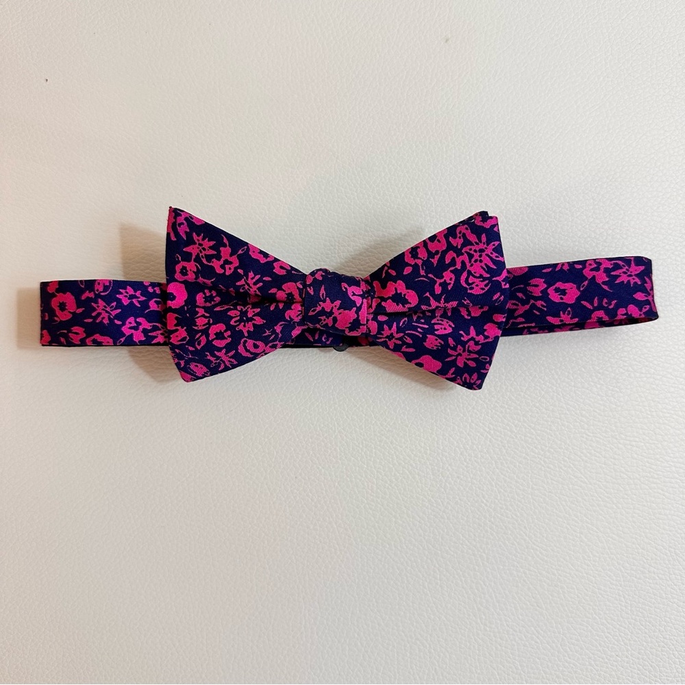 Tommy Hilfiger Silk Bow Tie – Pink & Navy Floral
Adjustable | Pre-tied